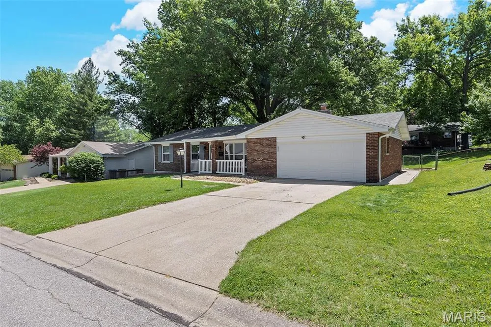 208 Canary Ln, St Charles, MO 63301