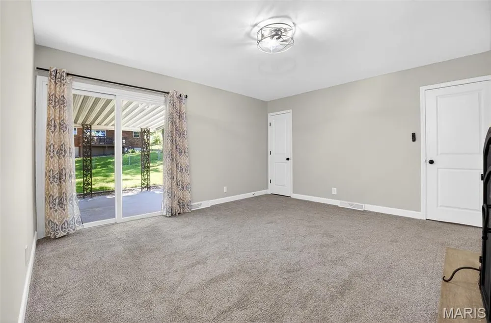 208 Canary Ln, St Charles, MO 63301
