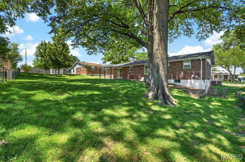 208 Canary Ln, St Charles, MO 63301