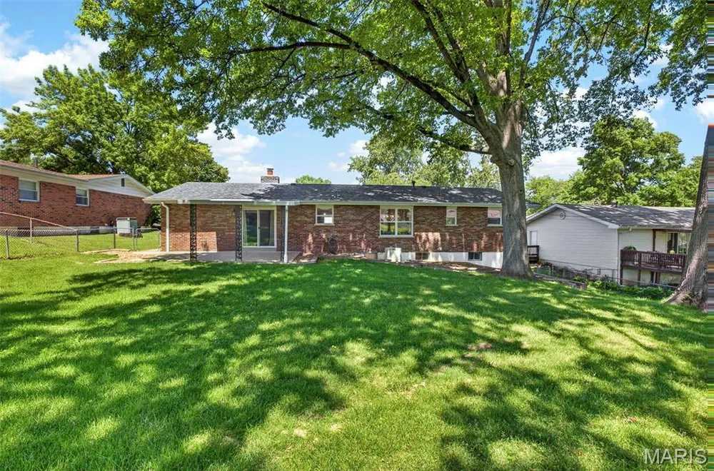 208 Canary Ln, St Charles, MO 63301