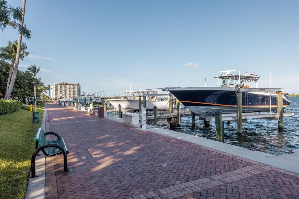 4000 TOWERSIDE TER, Miami, FL 33138