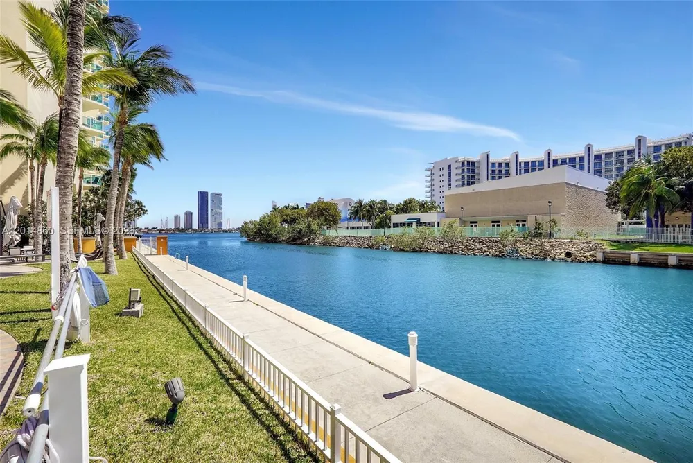 3330 NE 190th St, Aventura, FL 33180