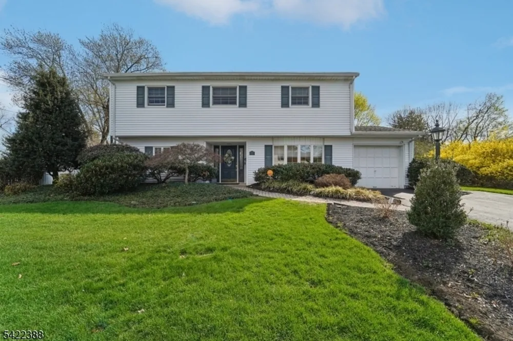 15 Ella Ln, Wayne, NJ 07470