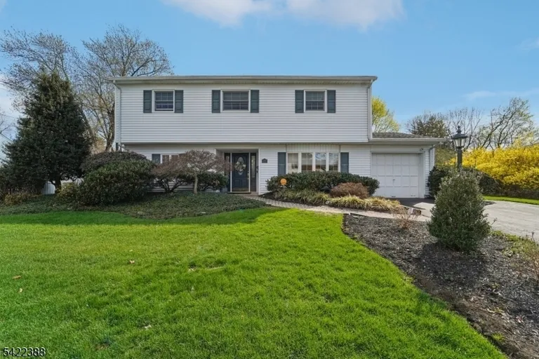 15 Ella Ln, Wayne, NJ 07470