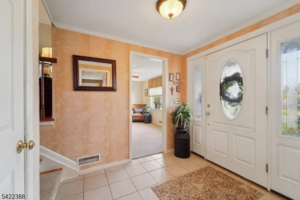 15 Ella Ln, Wayne, NJ 07470