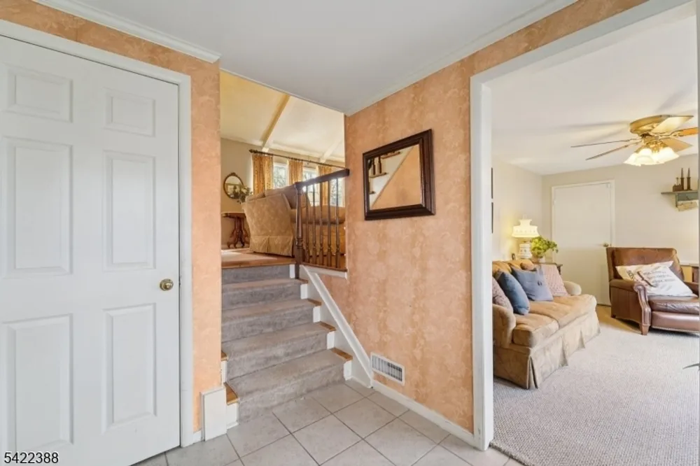 15 Ella Ln, Wayne, NJ 07470