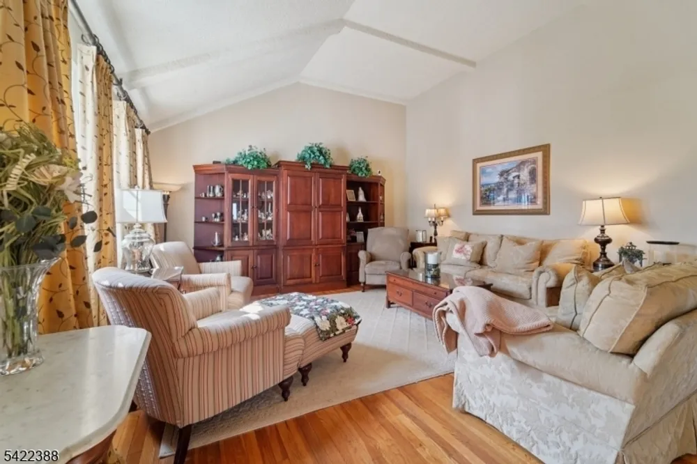 15 Ella Ln, Wayne, NJ 07470