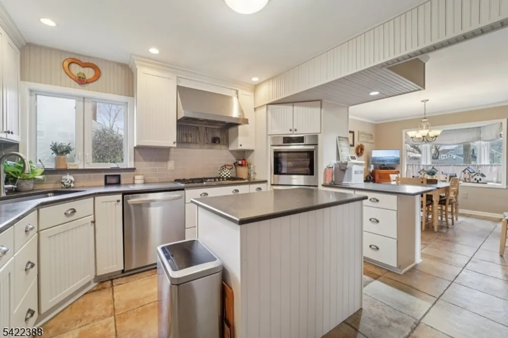 15 Ella Ln, Wayne, NJ 07470