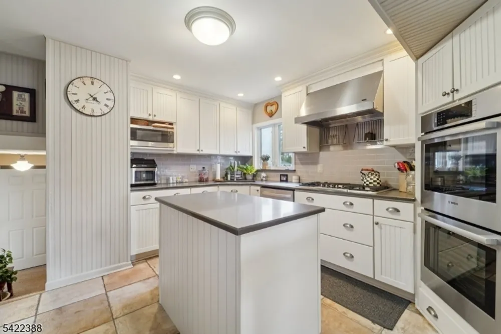 15 Ella Ln, Wayne, NJ 07470