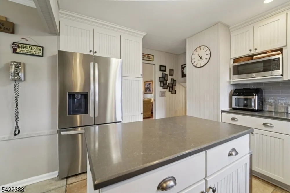 15 Ella Ln, Wayne, NJ 07470