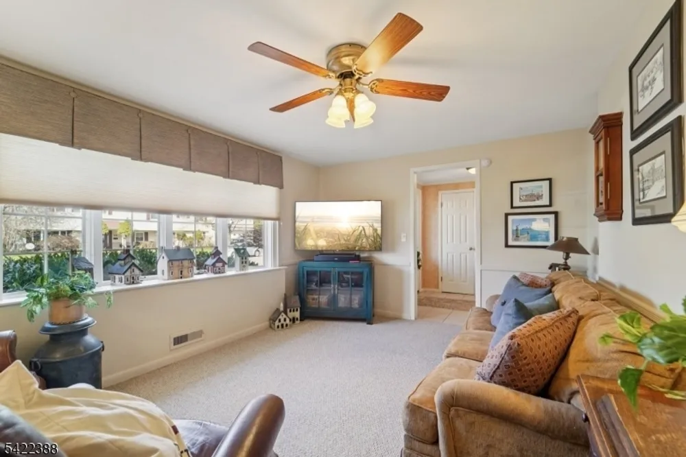 15 Ella Ln, Wayne, NJ 07470