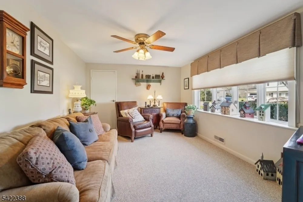 15 Ella Ln, Wayne, NJ 07470
