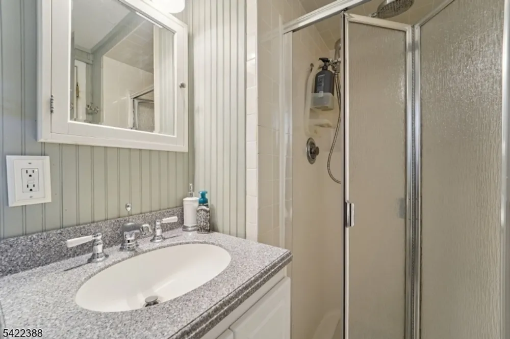 15 Ella Ln, Wayne, NJ 07470