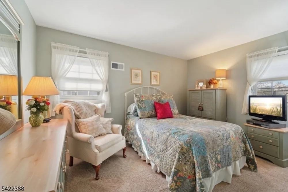 15 Ella Ln, Wayne, NJ 07470