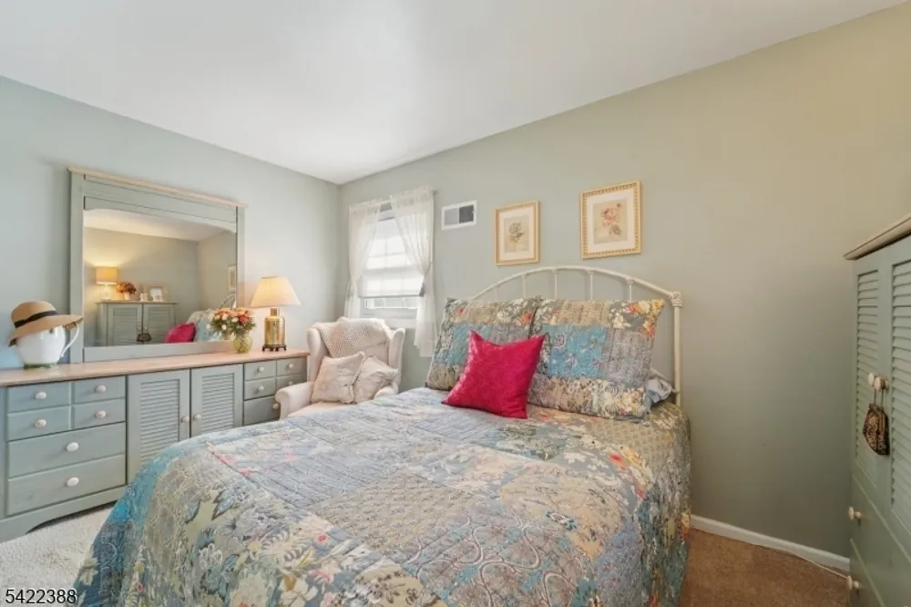15 Ella Ln, Wayne, NJ 07470
