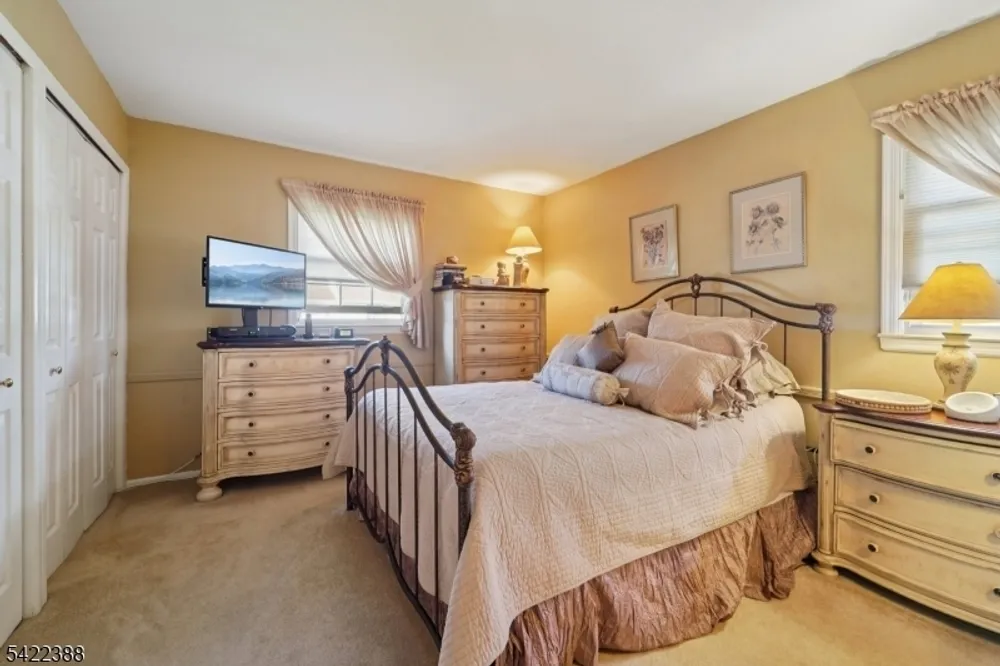 15 Ella Ln, Wayne, NJ 07470