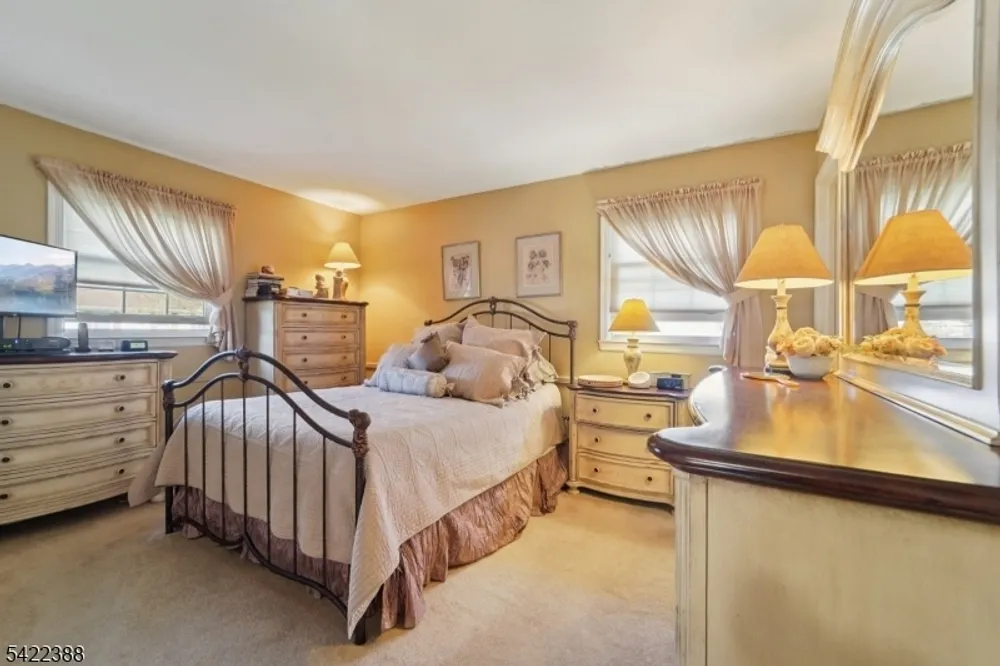 15 Ella Ln, Wayne, NJ 07470