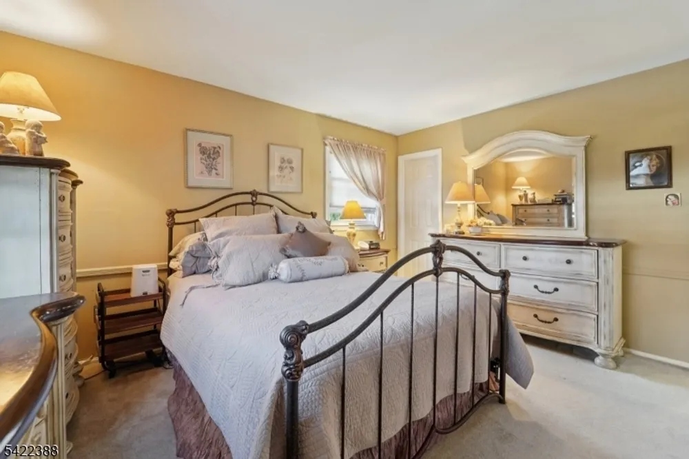 15 Ella Ln, Wayne, NJ 07470
