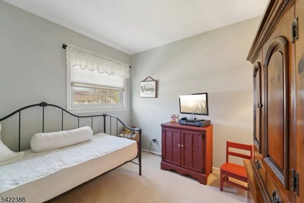 15 Ella Ln, Wayne, NJ 07470