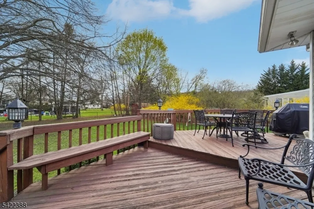 15 Ella Ln, Wayne, NJ 07470