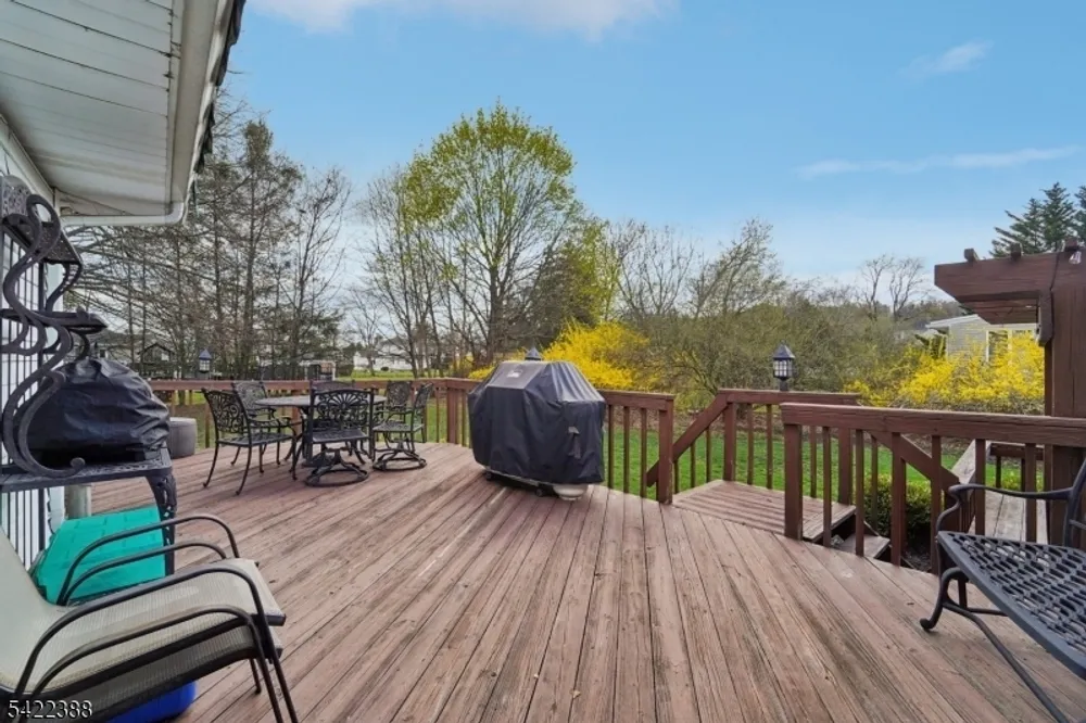 15 Ella Ln, Wayne, NJ 07470