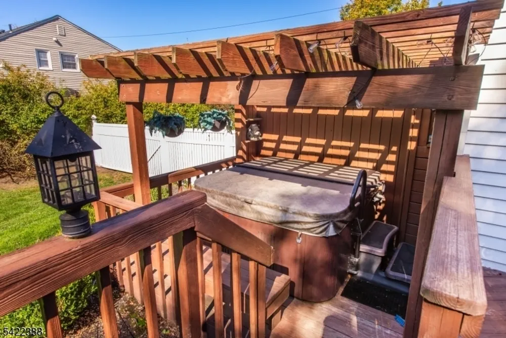 15 Ella Ln, Wayne, NJ 07470