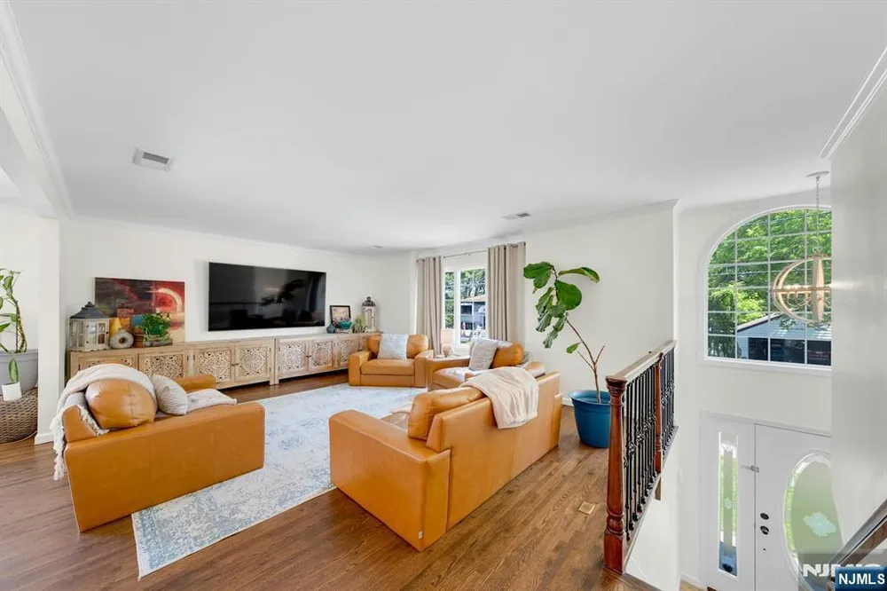 69 Thiem Ave, Rochelle Park, NJ 07662