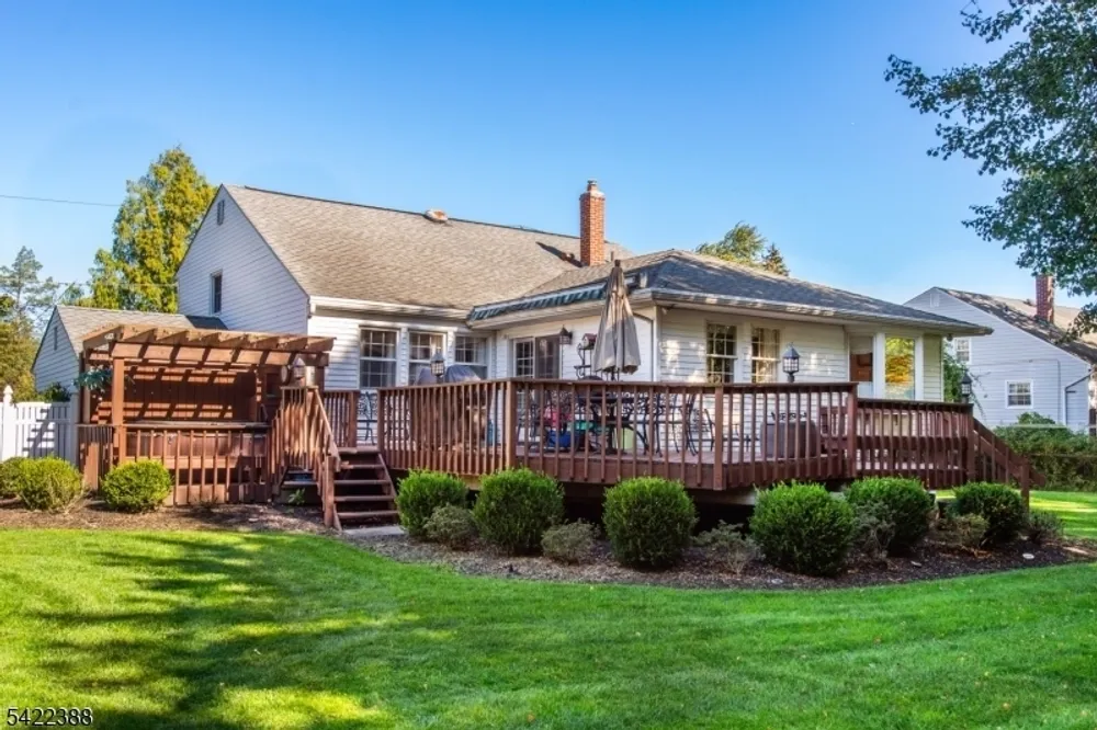 15 Ella Ln, Wayne, NJ 07470