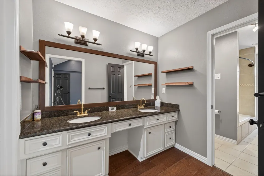 10707 Boardwalk St, Houston, TX 77042