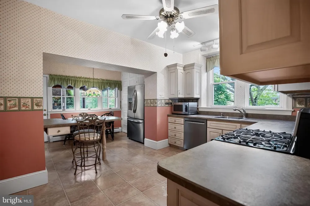 121 Weldy Ave, Oreland, PA 19075