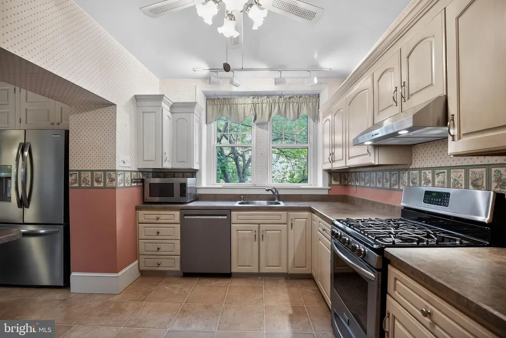 121 Weldy Ave, Oreland, PA 19075