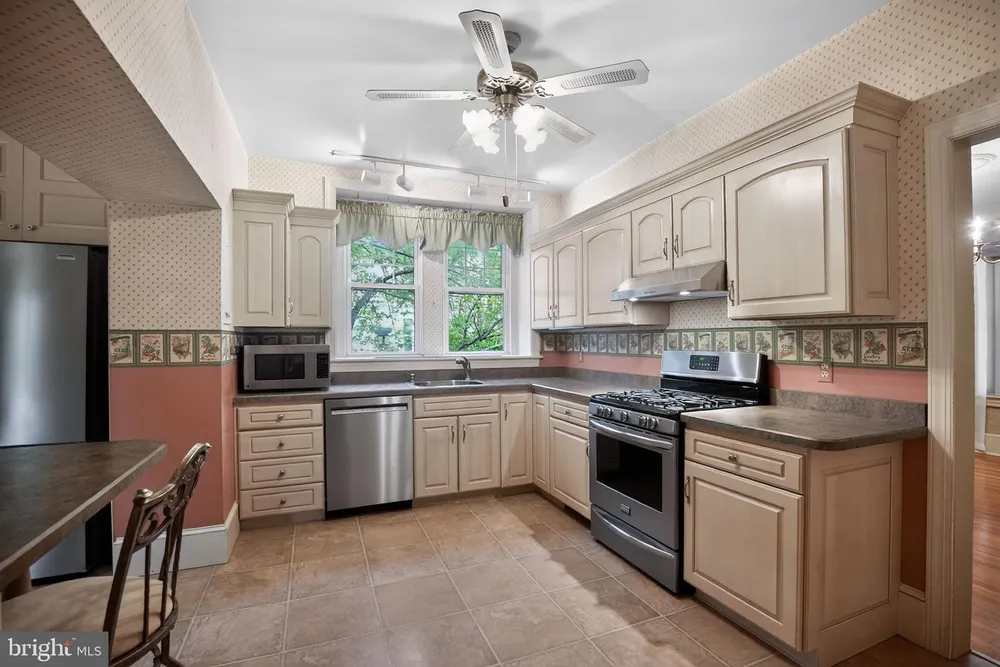 121 Weldy Ave, Oreland, PA 19075