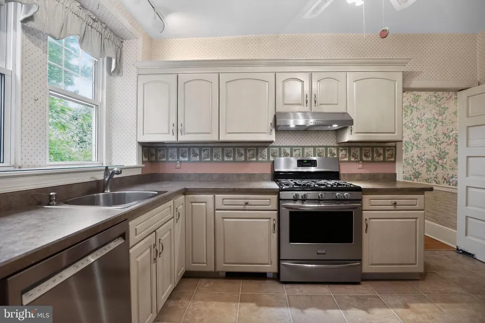 121 Weldy Ave, Oreland, PA 19075