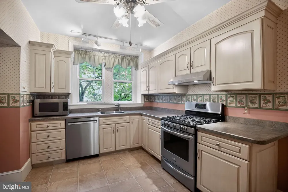 121 Weldy Ave, Oreland, PA 19075