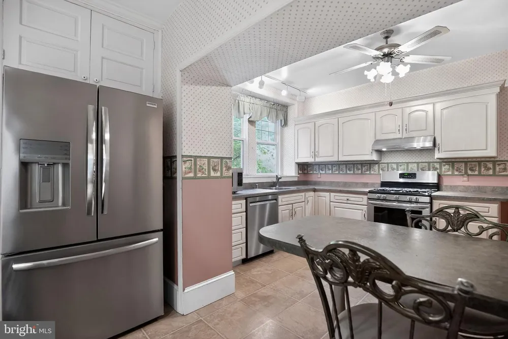 121 Weldy Ave, Oreland, PA 19075