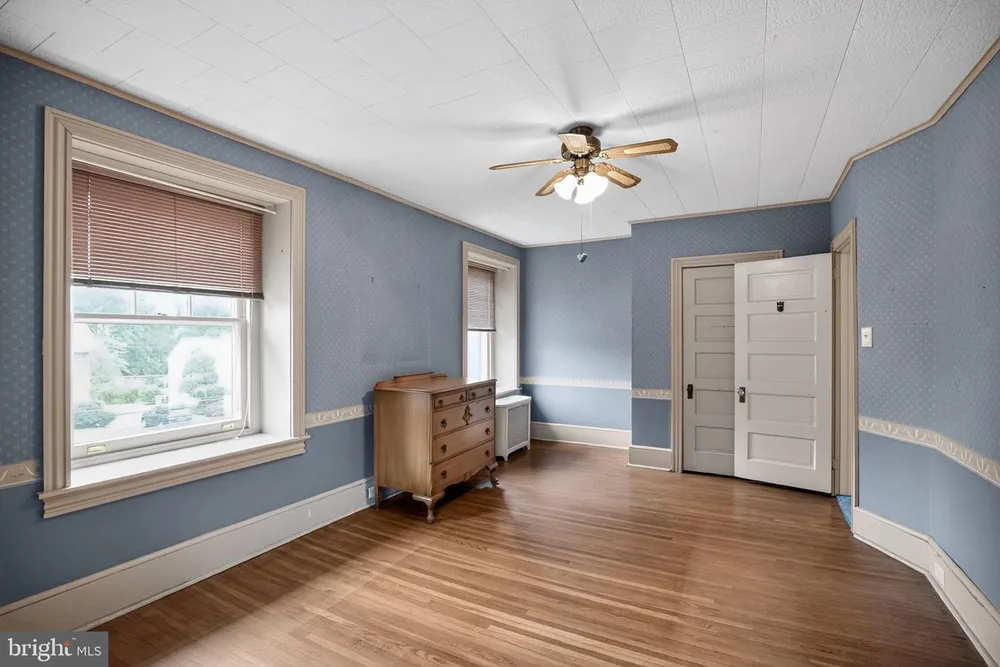 121 Weldy Ave, Oreland, PA 19075