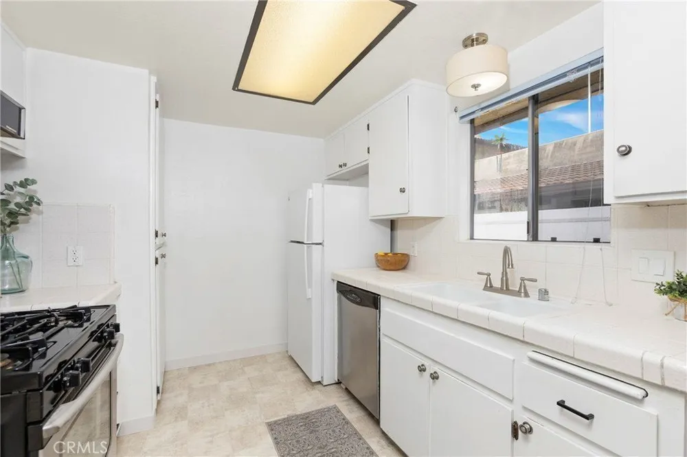 571 W Greenwood Ave, La Habra, CA 90631