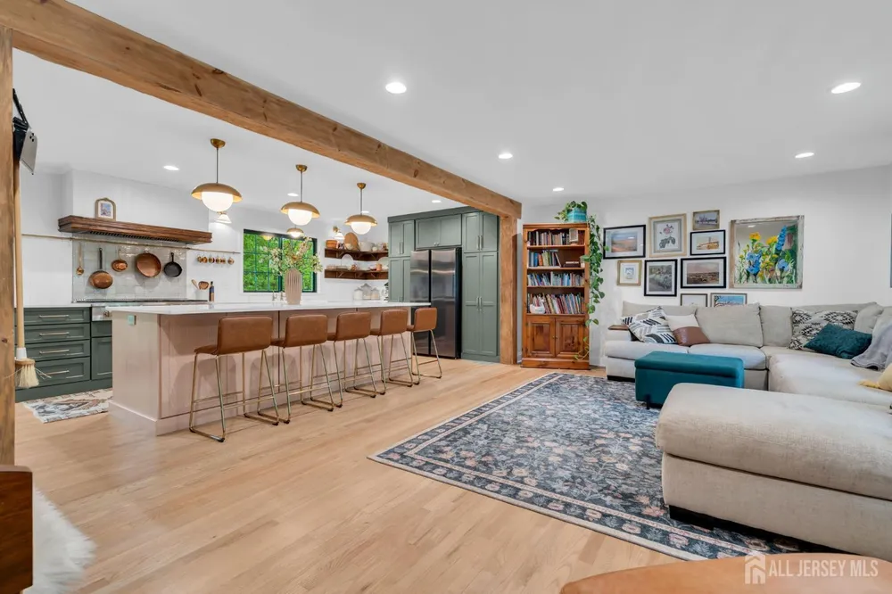 52 Eileen Way, Edison, NJ 08837