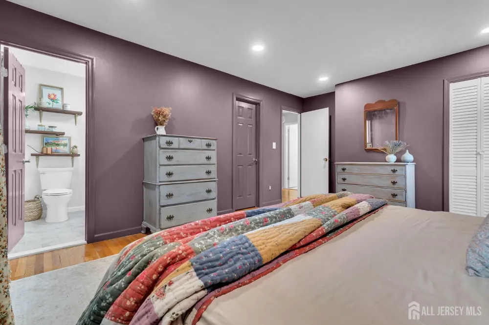 52 Eileen Way, Edison, NJ 08837