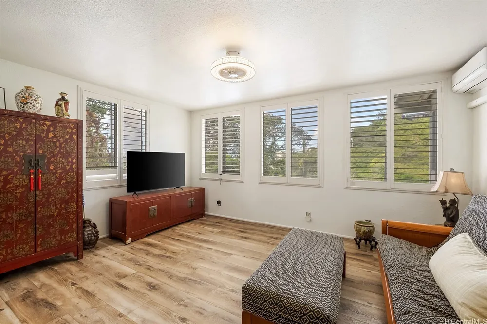 2168 Round Top Dr, Honolulu, HI 96822