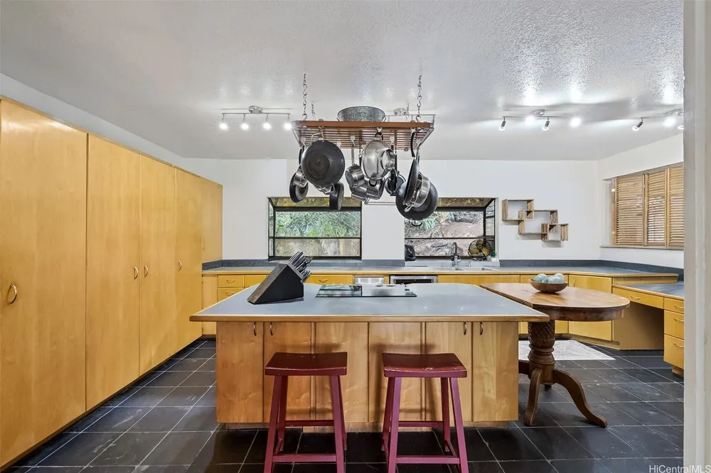2168 Round Top Dr, Honolulu, HI 96822