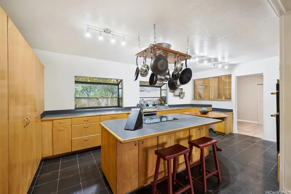 2168 Round Top Dr, Honolulu, HI 96822