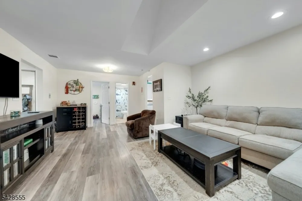 31 Roome St, Lincoln Park, NJ 07035