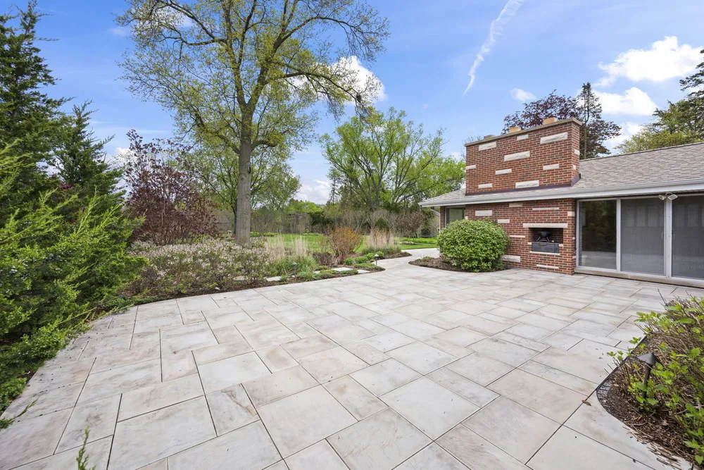 412 W Camp McDonald Rd, Prospect Heights, IL 60070