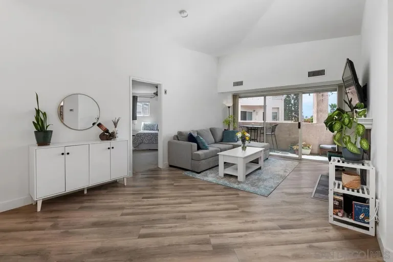 7127 Camino Degrazia, San Diego, CA 92111