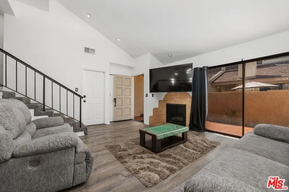 18415 Collins St, Tarzana, CA 91356