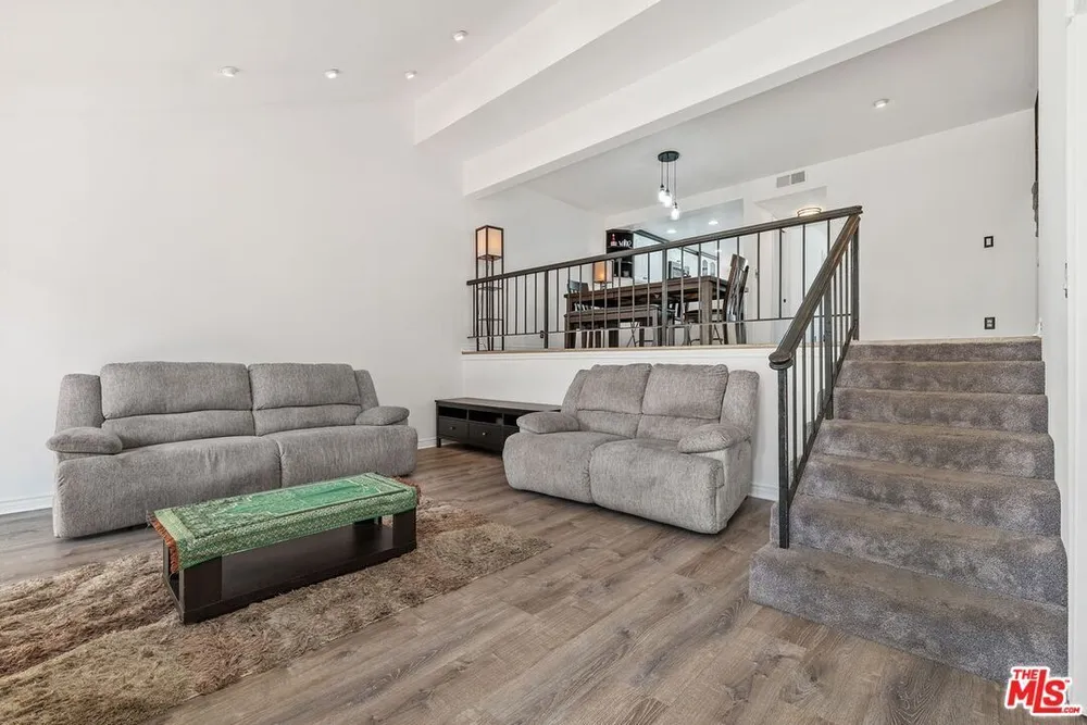 18415 Collins St, Tarzana, CA 91356