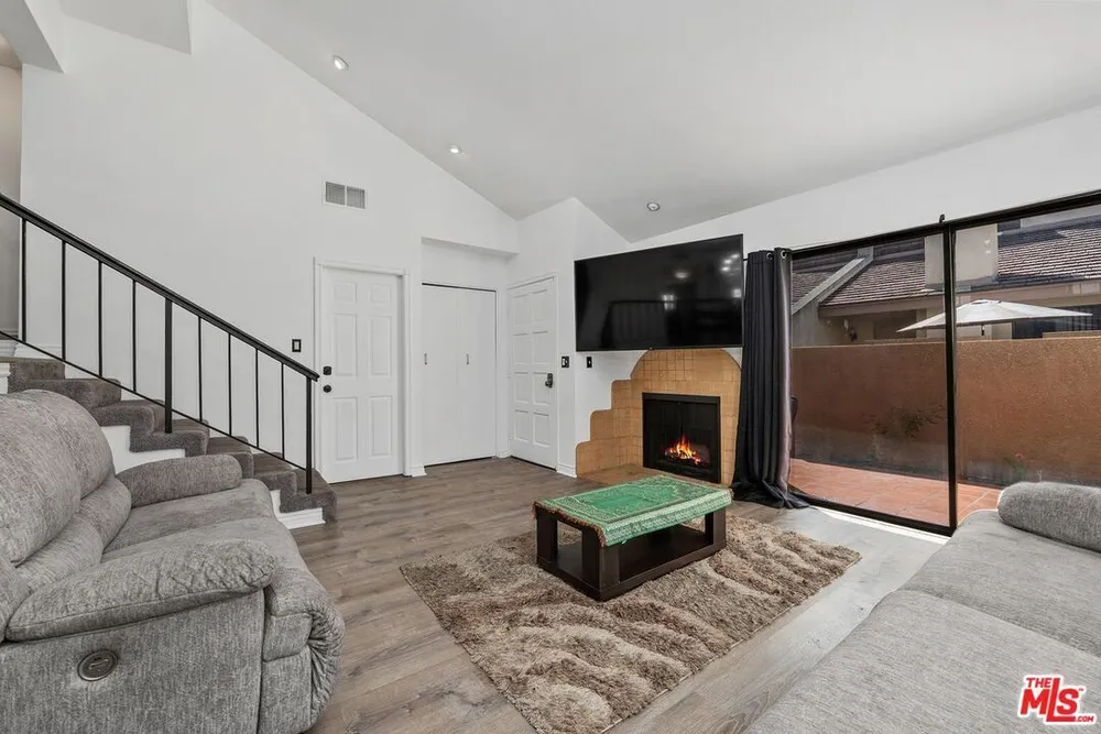 18415 Collins St, Tarzana, CA 91356