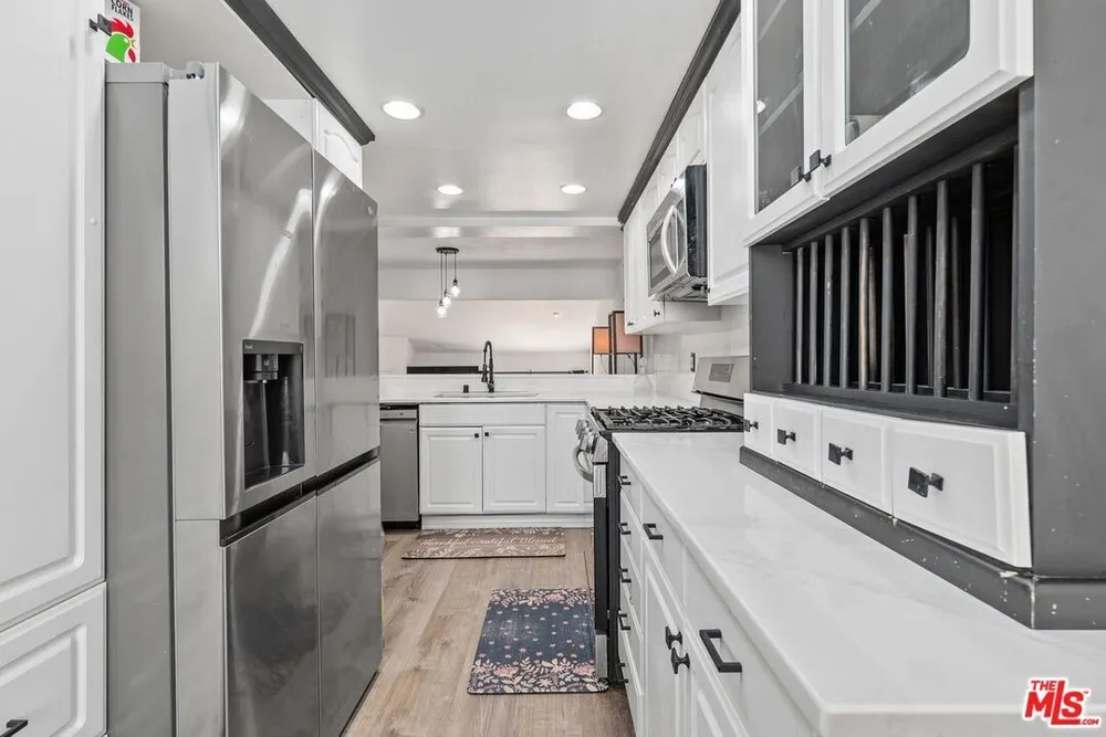 18415 Collins St, Tarzana, CA 91356