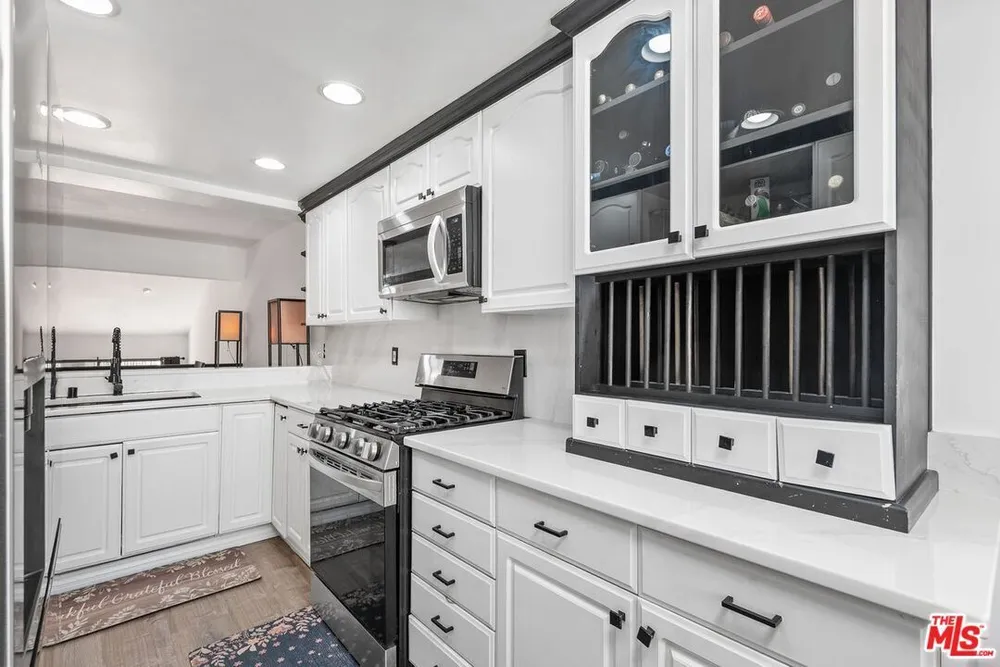 18415 Collins St, Tarzana, CA 91356
